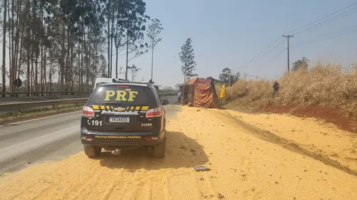 Carga ficou espalhada na pista, o que afetou o trânsito no local