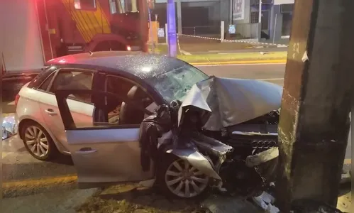 Carro dirigido por homem embriagado bate em poste e mata mulher no PR