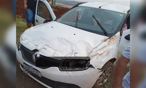 Carro capotou na PR-170 após colidir com van da saúde de Borrazópolis