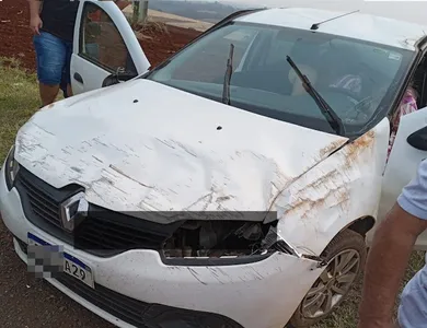 Carro capotou na PR-170 após colidir com van da saúde de Borrazópolis