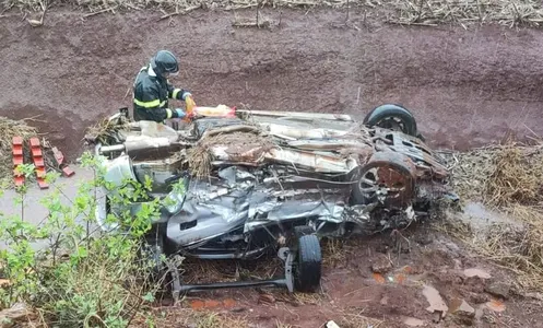 Carro ficou completamente destruído