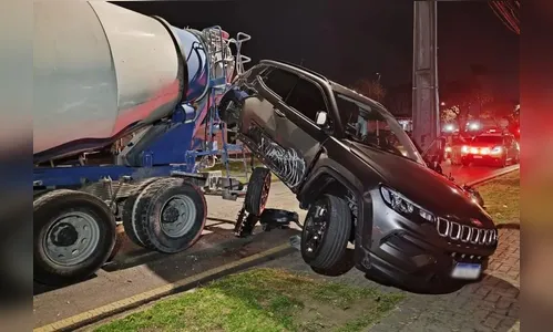 Carro fica pendurado em traseira de caminhão após briga de trânsito