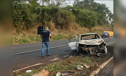 Carro pega fogo após acidente em Rolândia; bebê está entre feridos