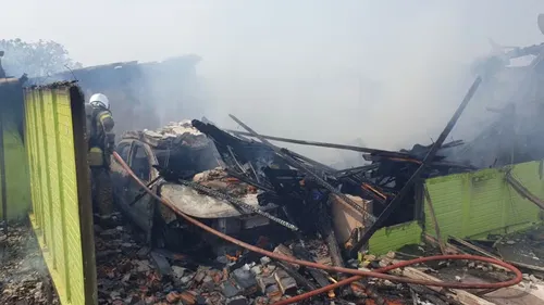 Casa ficou destruída após incêndio