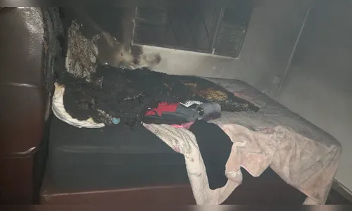 Casa é destruída após pegar fogo duas vezes na madrugada em Arapongas