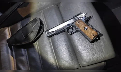Amarok com 'giroflex' é parada e Rocam encontra arma de fogo falsa