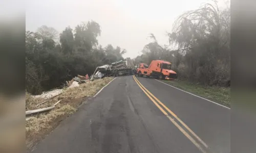Caminhoneiro de 43 anos fica ferido após tombamento na PR-218