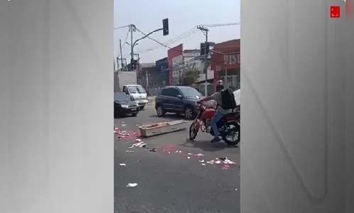 Caixão cai de carro funerário no meio de avenida