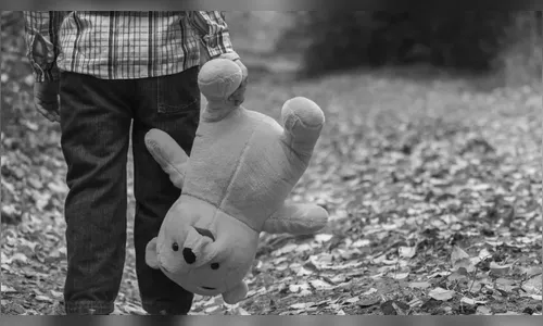 Mãe é presa após deixar filho sozinho em casa e levar bebê para bar