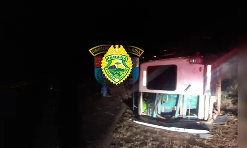 Motorista fica ferido após Fiorino capotar em local 'muito perigoso'