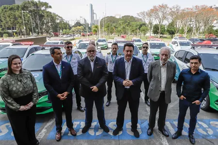 Curitiba, 23 de setembro de 2024 - O governador Carlos Massa Ratinho Junior realiza a entrega de veículos destinados ao serviço de transporte de órgãos.