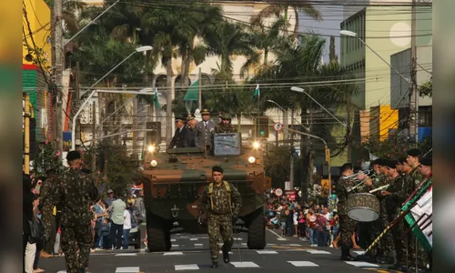 Desfile de 7 de Setembro atrai multidão ao centro de Apucarana; veja