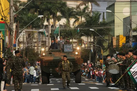 Desfile de 7 de Setembro atrai multidão ao centro de Apucarana; veja