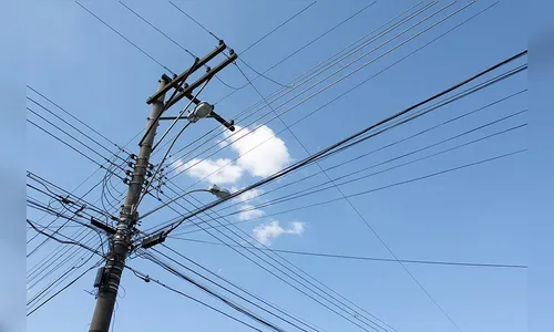 Vizinhos tentam consertar linha telefônica e morrem eletrocutados
