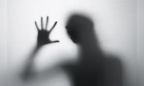 Homem bate na mulher após ela falar para ele ir procurar emprego