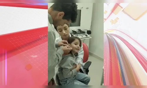 Criança coloca aparelho sonoro e escuta pela primeira vez; veja reação