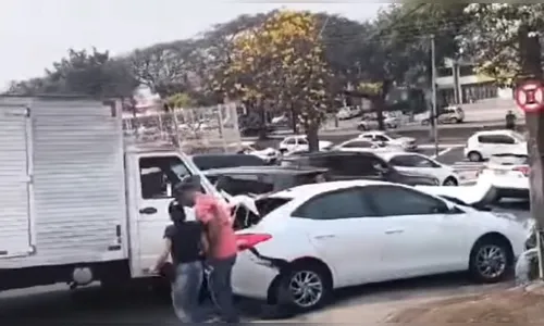 Caminhão provoca engavetamento entre seis veículos em Londrina