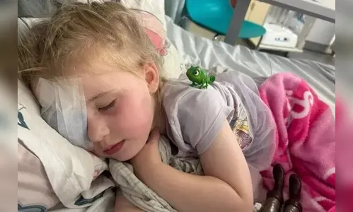 Mãe descobre câncer raro em filha de 5 anos ao observar sintoma sutil