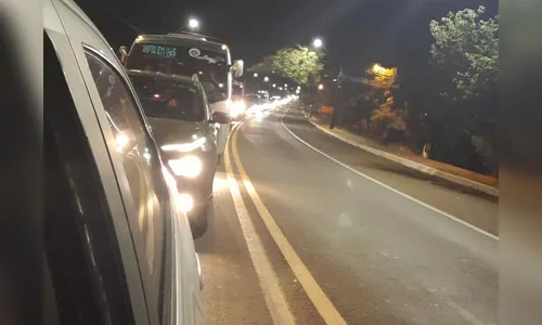 Carreta parada gera fila quilométrica no acesso a Apucarana