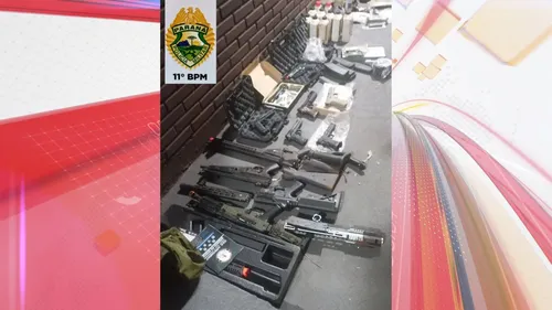 Fuzis, pistolas, granadas e outros itens foram apreendidos