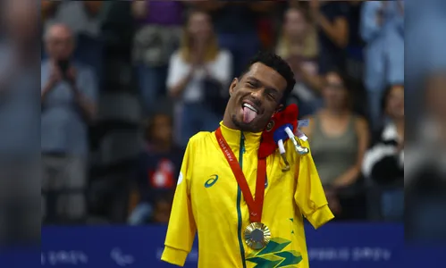 Gabrielzinho domina os 50m costas e leva mais um ouro na natação