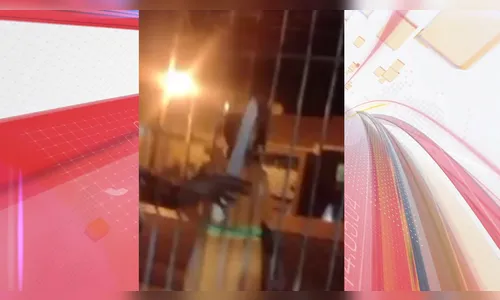 Gari ameaça moradores com facão: 