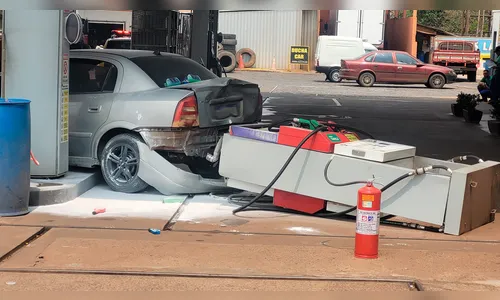 Carro atinge bomba de combustível e gera risco de explosão; veja