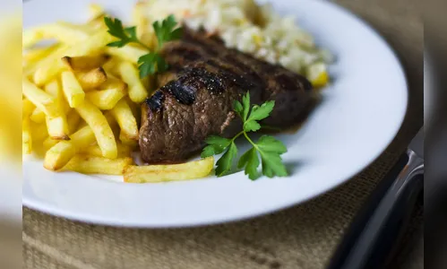 Moradora de rua causa tumulto ao pedir comida de graça em comércio