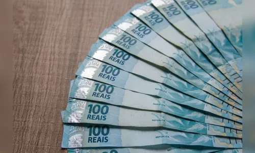 Homem pede água para idosos e aproveita 'distração' para furtar R$ 900