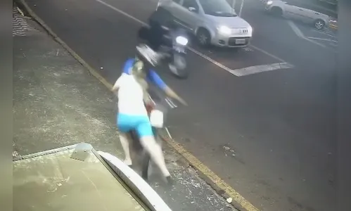 Mulher é atropelada por moto em frente a cemitério de Apucarana; veja