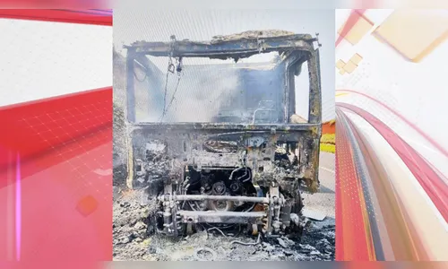 Motorista escapa ileso após carreta ser destruída por fogo em Rolândia