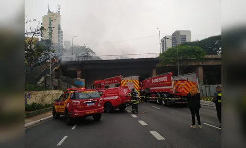 Incêndio em viaduto na Liberdade causa interdição
