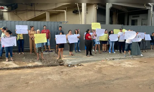 Pais protestam em colégio após professor ser denunciado por assédio