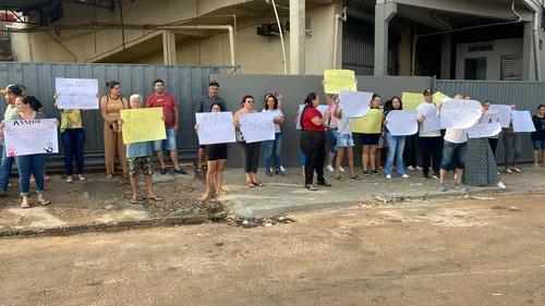 Manifestantes se concentraram em frente ao Colégio Estadual Talita Bresolin