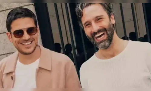 Marco Pigossi se casa com cineasta italiano em cerimônia na Toscana