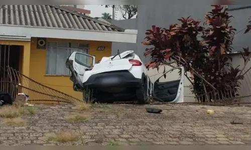 Motorista de 25 anos morre após capotar carro e invadir casa no Paraná