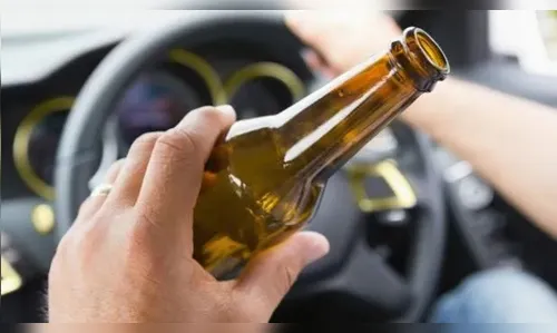 Motorista embriagado colide com muro de casa no centro de Apucarana