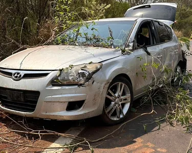 Motorista "jogou" o carro no mato e fugiu