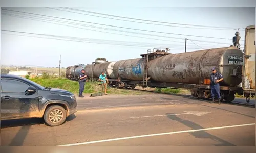 Populares empurram carro que parou em linha férrea e evitam tragédia