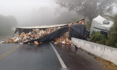 População saqueia carga em acidente com mortes na BR-376