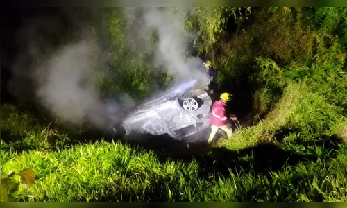 Carro capota e pega fogo na PR-092; motorista morreu carbonizado