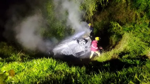 O barranco em que o veículo caiu tem cerca de cinco metros de altura