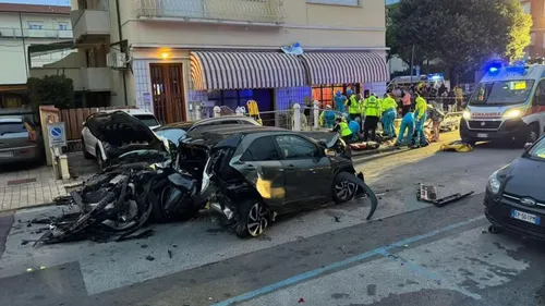 O carro da brasileira, que mora na região, só parou quando bateu contra veículos que estavam estacionados na ru