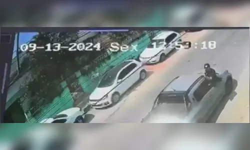 Imagens mostram suspeitos atirando contra alunos de colégio estadual