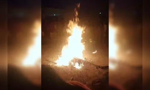 População invade delegacia, espanca e põe fogo em estuprador; vídeo