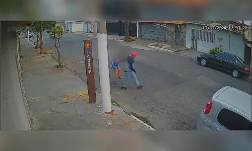 Motorista tenta arrastar mulheres para dentro de Fiat Uno