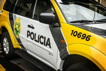 O convivente da mulher chegou ao local dirigindo um carro e lançou o veículo contra o casal.