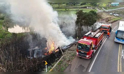 Caminhão tombado é alvo de incêndio criminoso na rodovia BR-277