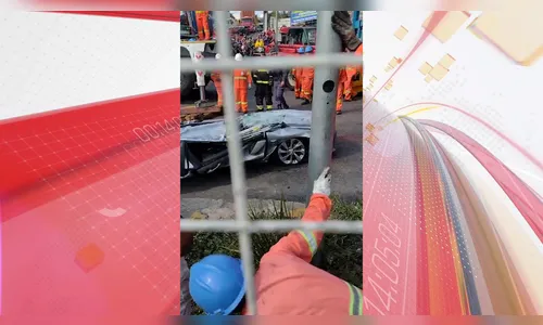 Carreta com contêiner tomba e esmaga carro; motorista morreu