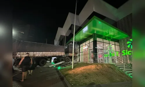 Vídeo mostra momento em que bitrem invade agência bancária no PR